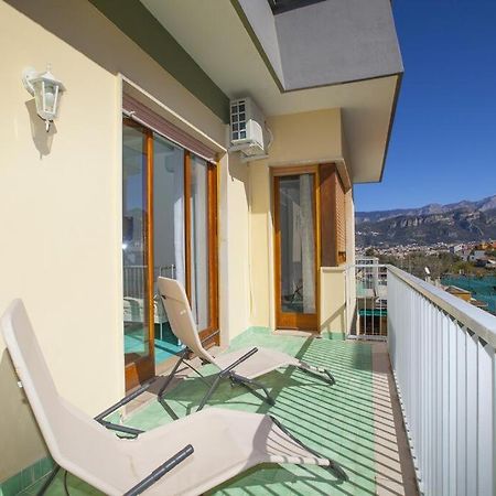 Super Attico Vista Mare Con Piscina Lejlighed Sorrento Eksteriør billede