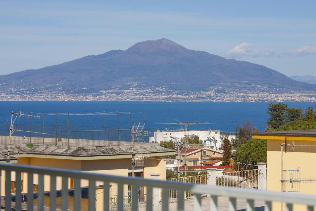 Super Attico Vista Mare Con Piscina Lejlighed Sorrento Eksteriør billede