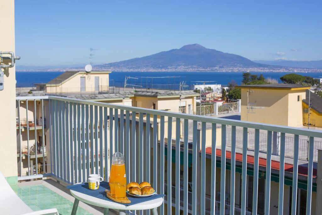 Super Attico Vista Mare Con Piscina Lejlighed Sorrento Eksteriør billede