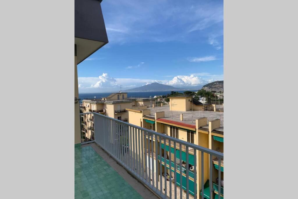 Super Attico Vista Mare Con Piscina Lejlighed Sorrento Eksteriør billede