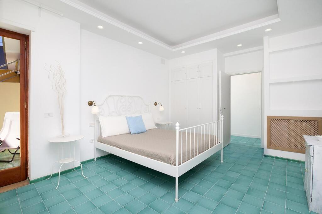 Super Attico Vista Mare Con Piscina Lejlighed Sorrento Eksteriør billede