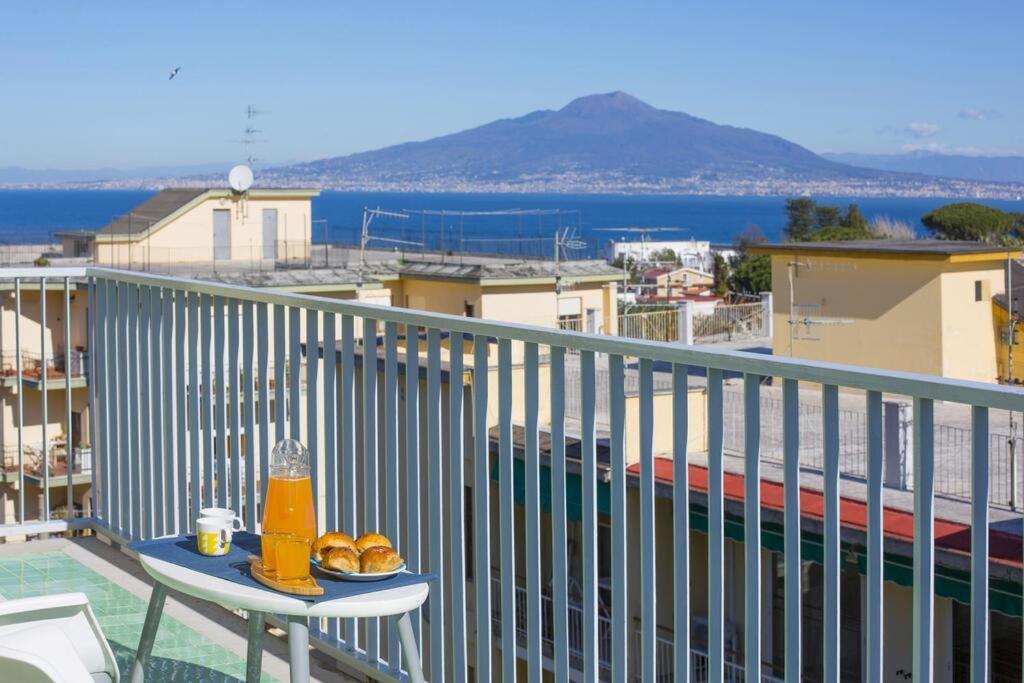 Super Attico Vista Mare Con Piscina Lejlighed Sorrento Eksteriør billede
